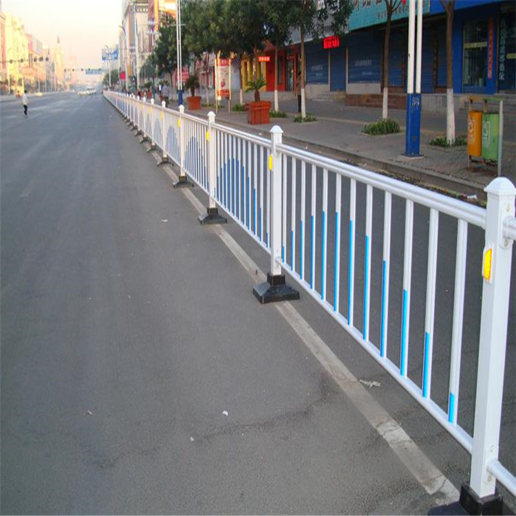 道路交通护栏 山东交通护栏厂家 城市市政马路隔离护栏华一定制